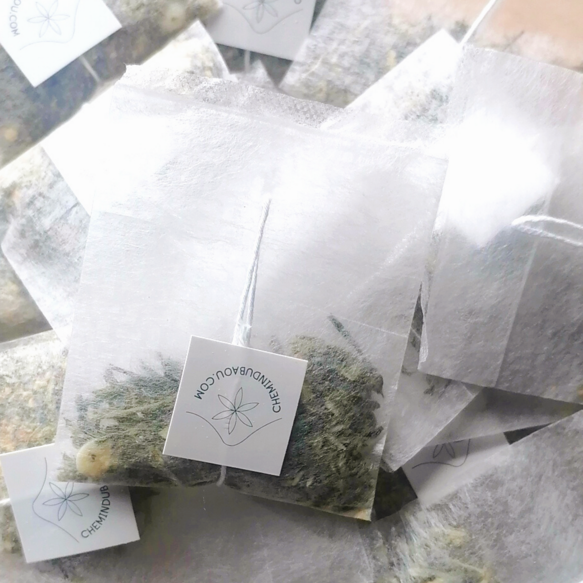 infusette de tisane chaud dedans à la fleur de chanvre, thym sauvage et gingembre