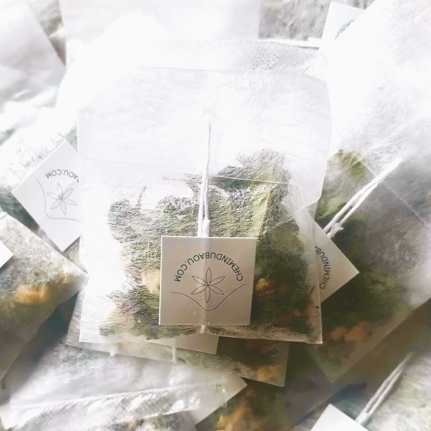 Infusettes de tisane bio à la fleur de chanvre, menthe poivrée et écorce d'orange: éveil subtil