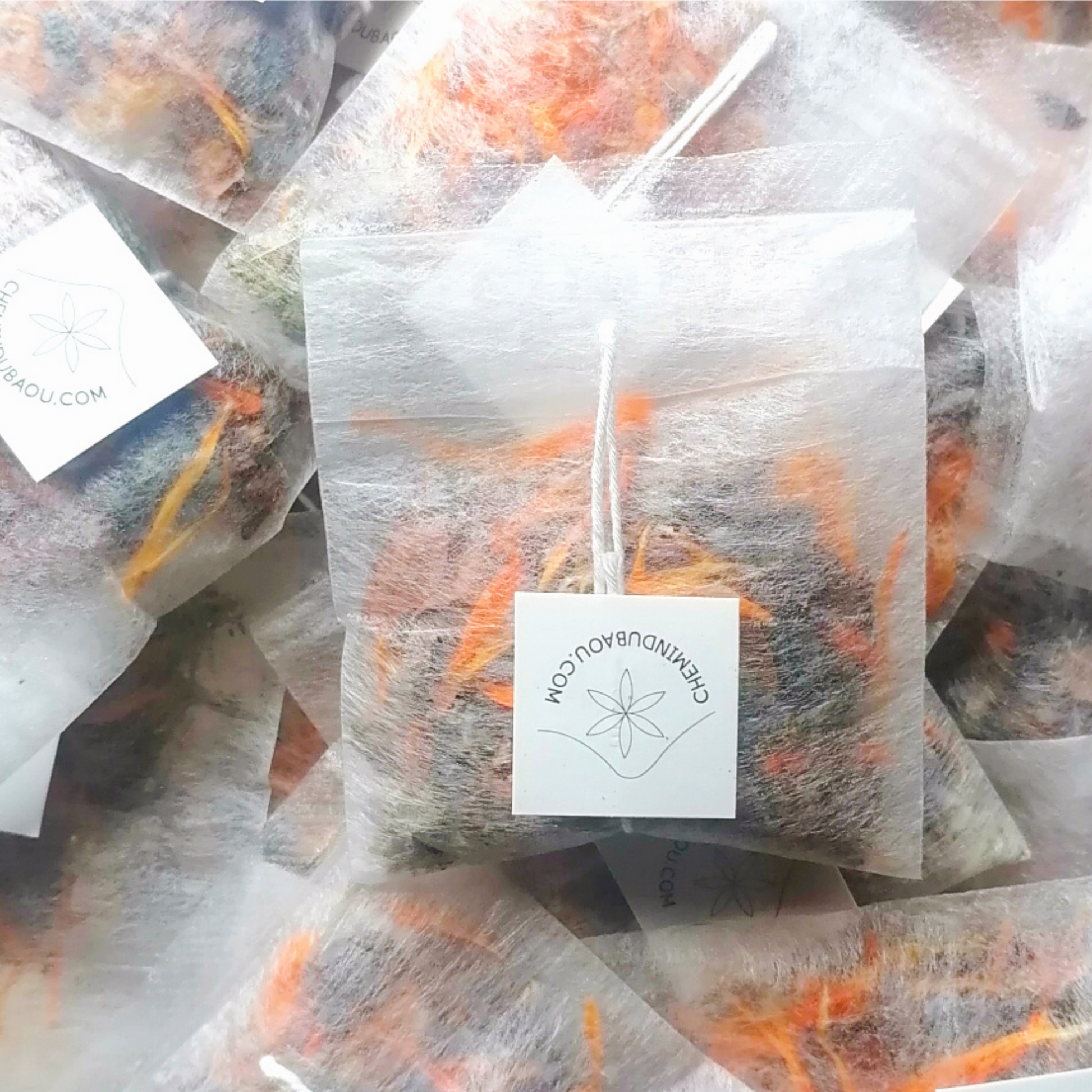 Infusette de tisane bio à la fleur de chanvre, écorce de fève de cacao, lavande et calendula: plaisir bohème