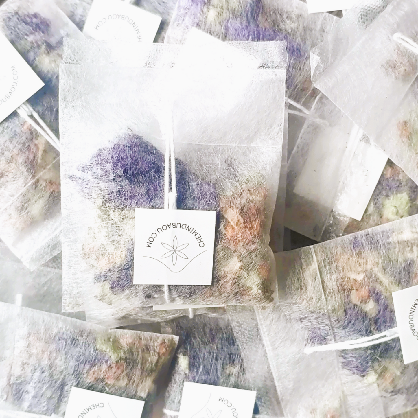 Infusettes de tisane bio au basilic sacré et à la mauve: velours bleu